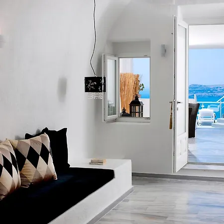 Venetian-style Santorini 1 Bedroom Astroglia Beautiful Caldera Sea Views Private Jacuzzi